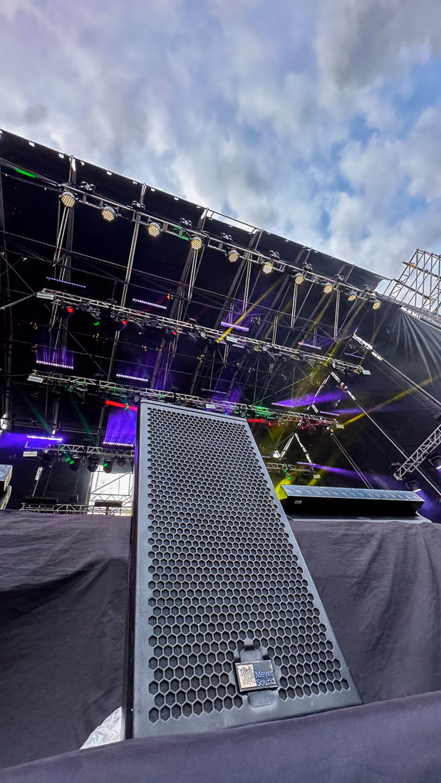 Arreglo line array Meyer Sound volado sobre el escenario visto desde abajo