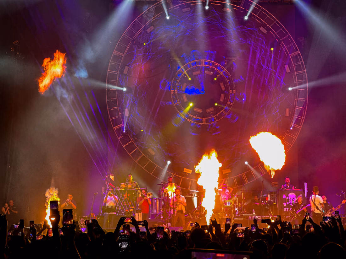 Concierto en vivo con lanzallamas, iluminación robótica y público lleno