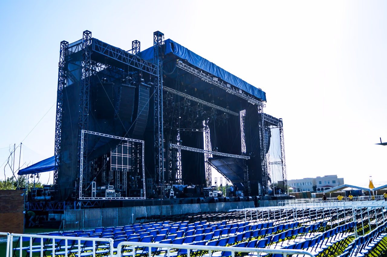 Estructura de escenario y gradas montadas antes del concierto de Usher